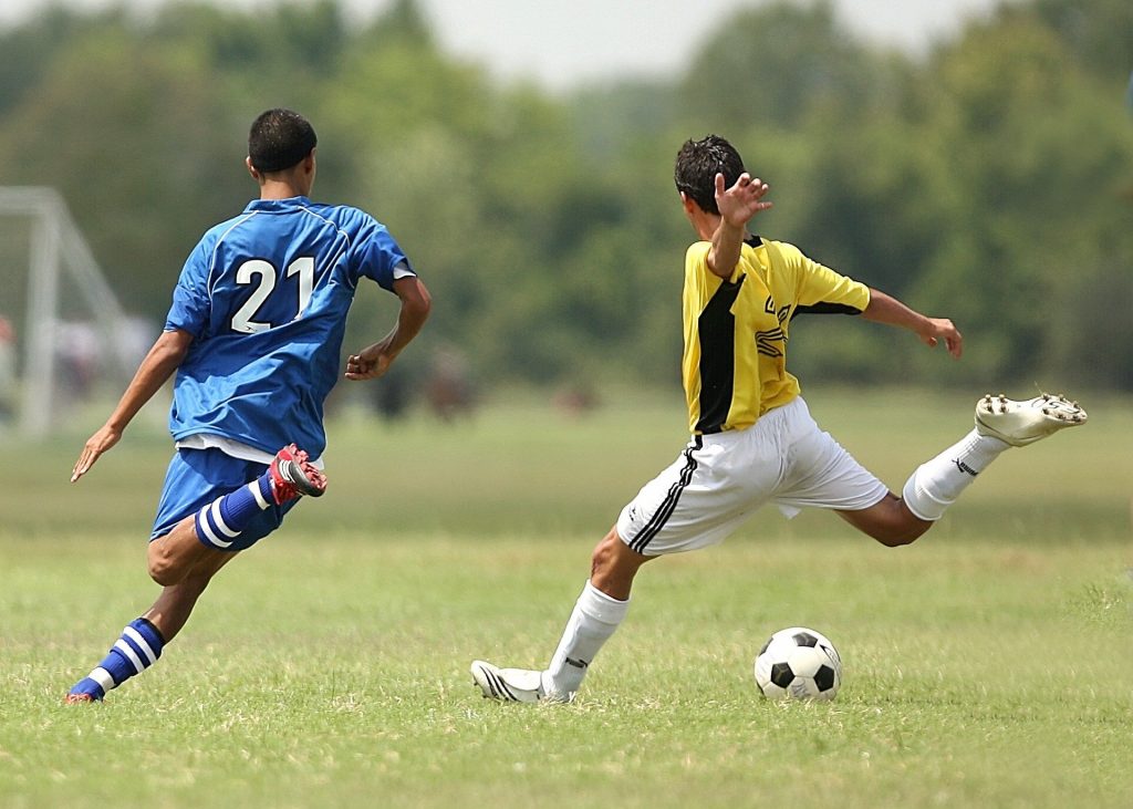 Bertanding Sepak Bola 